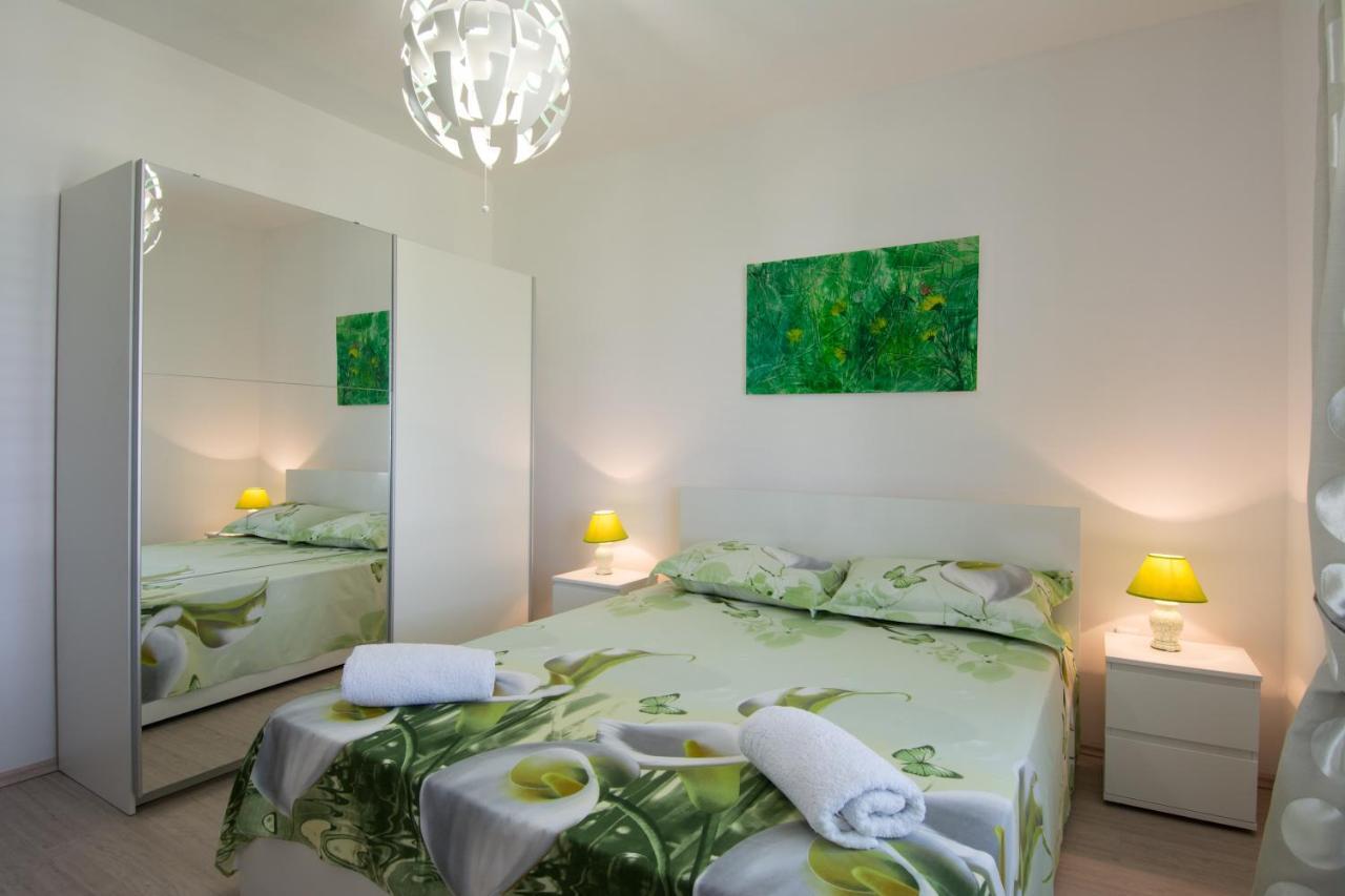 Lux Apartman S Pogledom Na More Trogir Buitenkant foto